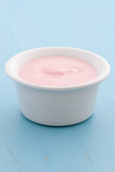 Delicioso Yogur Francés Comercial Estilo Natillas Con Toda Fruta Mezclada — Foto de Stock
