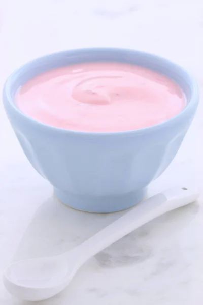 Läckra Näringsrika Och Hälsosamma Färska Jordgubbar Yoghurt Vintage Carraramarmor — Stockfoto