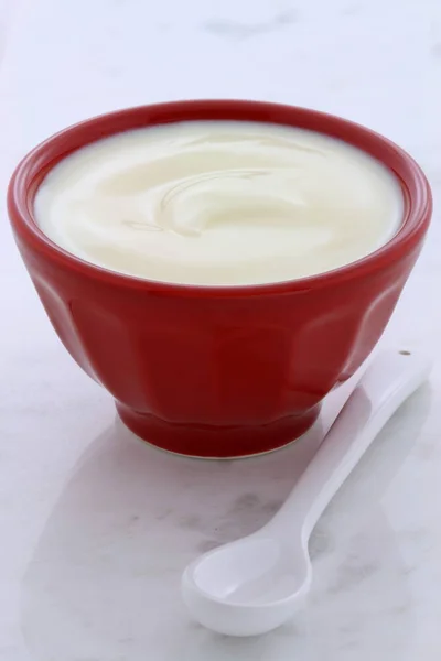 Läckra Näringsrika Och Hälsosamma Fräsch Naturell Yoghurt Vintage Carrara Marmor — Stockfoto