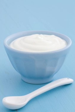 Lezzetli, besleyici ve sağlıklı taze Yunan yoğurt antika ahşap masa üzerinde