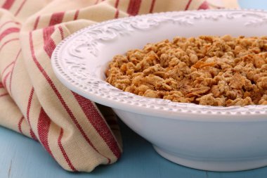 Vintage stil üzerinde süt ile lezzetli ve besleyici kahvaltı müsli veya granola tahıl.
