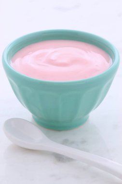 Lezzetli, besleyici ve sağlıklı taze çilekli yoğurt vintage carrara mermer üzerinde.