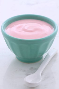 Lezzetli, besleyici ve sağlıklı taze çilekli yoğurt vintage carrara mermer üzerinde.