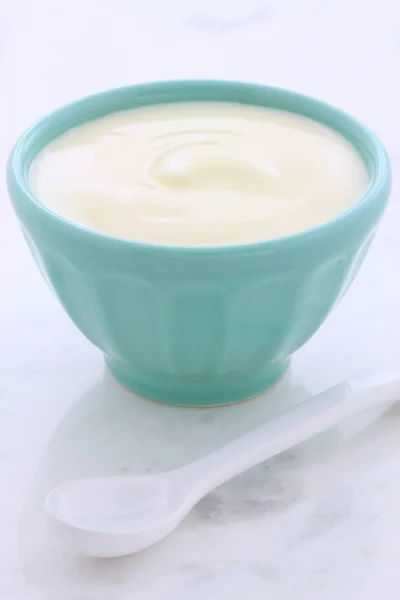 在老式的卡拉拉大理石设置上美味 健康新鲜酸奶 — 图库照片