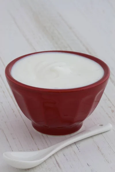 Delicioso Nutritivo Saudável Iogurte Grego Liso Fresco Mesa Madeira Antiga — Fotografia de Stock