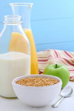 lezzetli ve besleyici kahvaltı müsli veya granola tahıl hafif kızarmış.