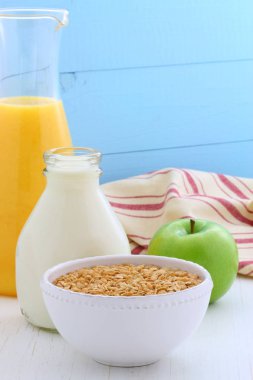 lezzetli ve besleyici kahvaltı müsli veya granola tahıl hafif kızarmış.