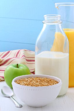 lezzetli ve besleyici kahvaltı müsli veya granola tahıl hafif kızarmış.