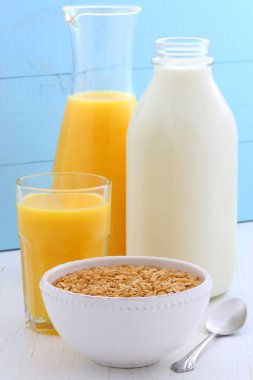 lezzetli ve besleyici kahvaltı müsli veya granola tahıl hafif kızarmış.