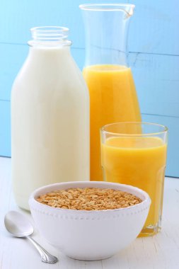 lezzetli ve besleyici kahvaltı müsli veya granola tahıl hafif kızarmış.