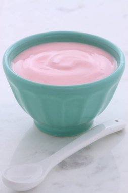 Lezzetli, besleyici ve sağlıklı taze çilekli yoğurt vintage carrara mermer üzerinde.