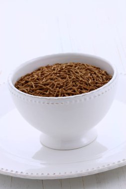 Taze ve leziz buğday kepeği tahıl, Fransız klasik kahvaltı masasında.