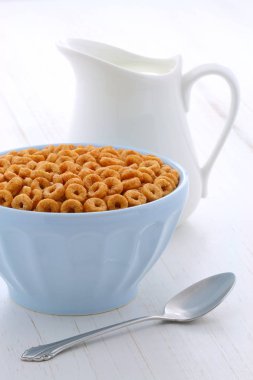 Lezzetli ve besleyici hafifçe tost bal fındık Mısır gevreği vintage stil üzerinde döngüler