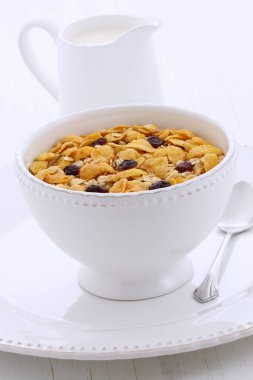 Lezzetli ve besleyici kahvaltı müsli veya granola tahıl vintage stil üzerinde hafif kızarmış.
