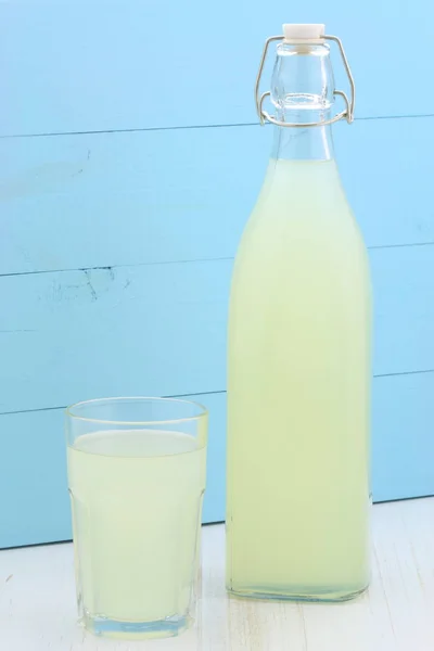 Lecker Und Nahrhaft Bio Limonade Auf Vintage Flasche Und Glas — Stockfoto