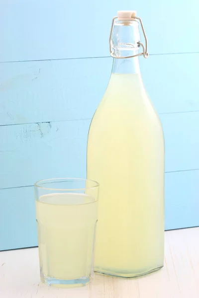 Läckra Och Näringsrika Ekologisk Saft Vintage Flaska Och Glas — Stockfoto