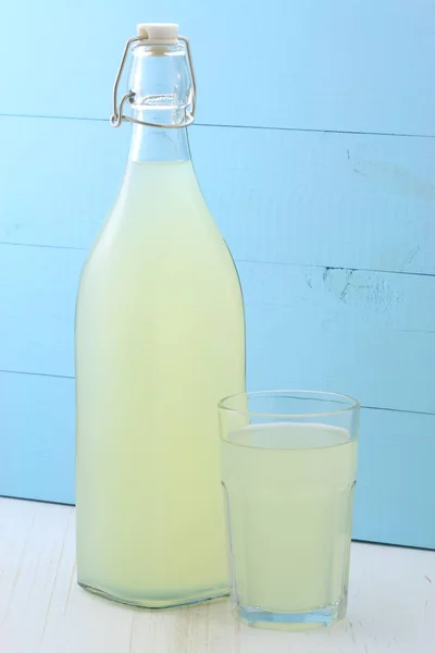 Smaczne Pożywne Lemoniada Organiczne Vintage Butelki Kieliszki — Zdjęcie stockowe