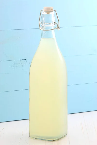 Lecker Und Nahrhaft Bio Limonade Auf Vintage Flasche Und Glas — Stockfoto