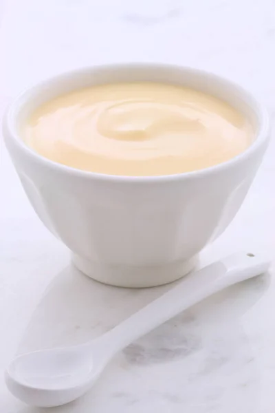 Pyszne Pożywne Zdrowe Świeże Banany Jogurt Vintage Marmur Carrara — Zdjęcie stockowe