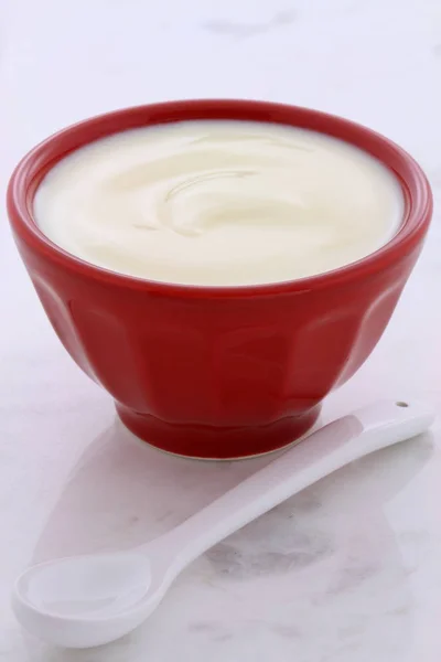 Chutné Výživné Zdravé Čerstvý Jogurt Vinobraní Carrara Mramor Nastavení — Stock fotografie