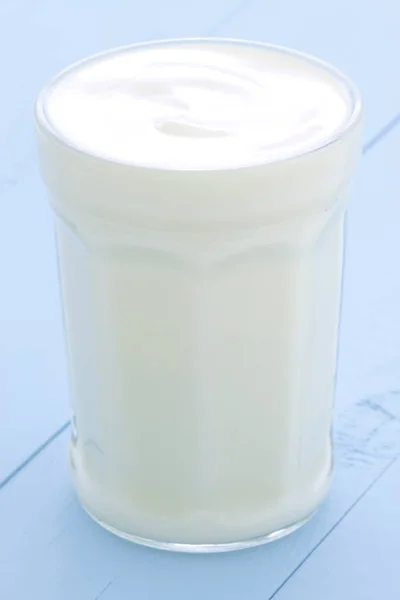Leckerer Nahrhafter Und Gesunder Frischer Joghurt Auf Vintage Holzrahmen — Stockfoto
