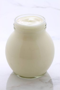 lezzetli, besleyici ve sağlıklı taze yoğurt pot. Vintage İtalyan carrara mermer retro stil üzerinde.