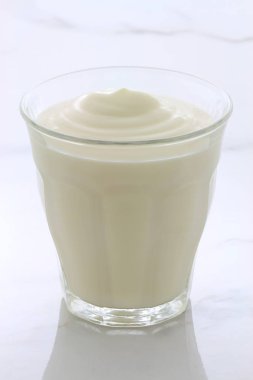 Lezzetli, besleyici ve sağlıklı taze yoğurt Kupası. Vintage İtalyan carrara mermer retro stil.