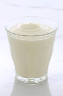 Lezzetli, besleyici ve sağlıklı taze yoğurt Kupası. Vintage İtalyan carrara mermer retro stil.