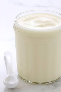 Lezzetli, besleyici ve sağlıklı taze yoğurt Kupası. Vintage İtalyan carrara mermer retro stil.