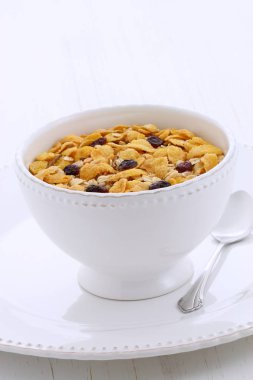 Lezzetli ve besleyici kahvaltı müsli veya granola tahıl vintage stil üzerinde hafif kızarmış.