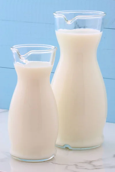 Köstliche Frische Milch Eine Der Hauptnahrungsquellen Auf Italienischem Carrara Marmor — Stockfoto