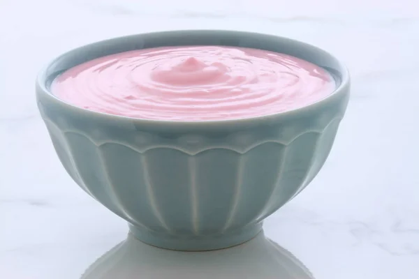 Chutné Výživné Zdravé Čerstvý Jahodový Jogurt Vinobraní Italské Carrara Mramor — Stock fotografie