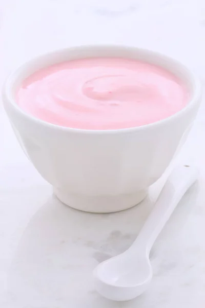 Leckerer Nahrhafter Und Gesunder Frischer Erdbeerjoghurt Auf Carrara Marmor — Stockfoto