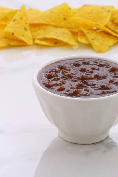 Ambachtelijke Mexicaanse Chipotle Saus Vintage Carrara Marmeren Tafel Met Een — Stockfoto