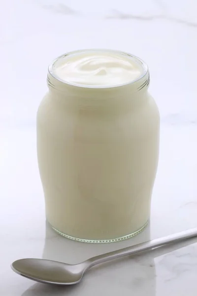 健康的新鲜酸奶罐 在老式的意大利卡拉拉大理石复古风格 — 图库照片