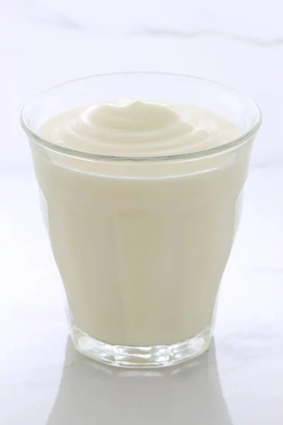 Pyszne Pożywne Zdrowe Świeże Jogurt Cup Marmur Carrara Włoski Styl — Zdjęcie stockowe