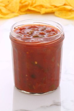 Esnaf Meksika daldırma salsa ile lezzetli taze hafif bir sıcak lezzet için tüm yemek mükemmel vintage carrara mermer tabloda.