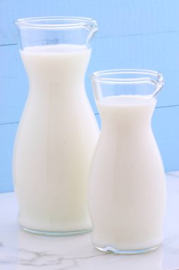 Lezzetli taze süt, bir vintage İtalyan carrara mermer, çiftlik stil mutfak beslenme birincil kaynaklar.