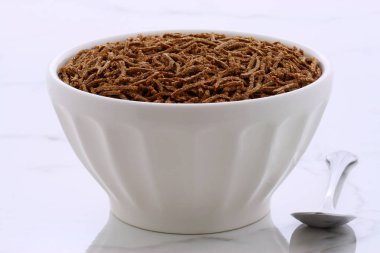 taze ve leziz buğday kepeği tahıl, vintage carrara mermer üzerinde.