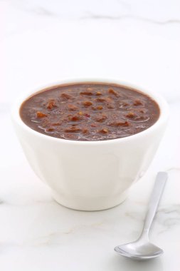 Esnaf Meksika isot sos tüm Meksika, Teksas-Meksika Tarifleri ve iki taraf için mükemmel bir lezzetli dumanlı lezzet ile vintage carrara mermer tabloda.