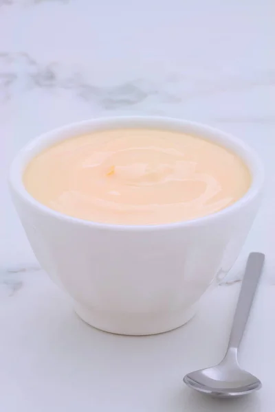 Chutné Výživné Zdravé Čerstvé Broskev Jogurt Vinobraní Carrara Mramor Nastavení — Stock fotografie