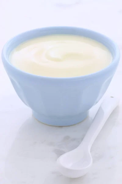 Läckra Näringsrika Och Hälsosamma Fräsch Naturell Yoghurt Vintage Carrara Marmor — Stockfoto