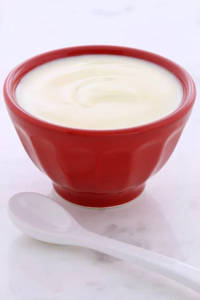 Delizioso Nutriente Sano Yogurt Fresco Liscio Marmo Carrara Vintage — Foto Stock