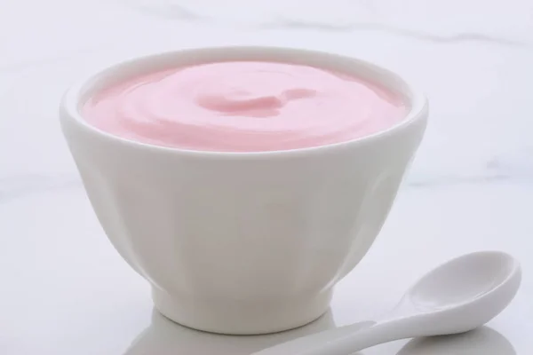 Artisan Långsam Spottas Grekiska Strawberry Yoghurt Med Massor Frukt Och — Stockfoto
