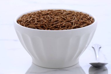 taze ve leziz buğday kepeği tahıl, vintage carrara mermer üzerinde.