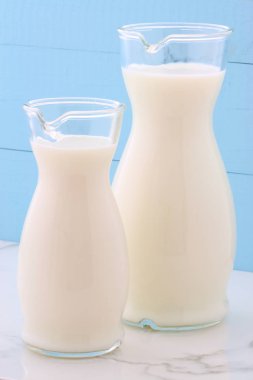 Lezzetli taze süt, bir vintage İtalyan carrara mermer, çiftlik stil mutfak beslenme birincil kaynaklar.