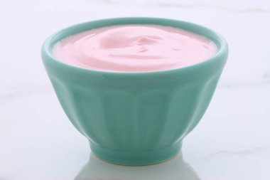 lezzetli yavaş churned Yunan çilekli yoğurt, meyve ve protein ile lots. mükemmel kilo kaybı programı için.