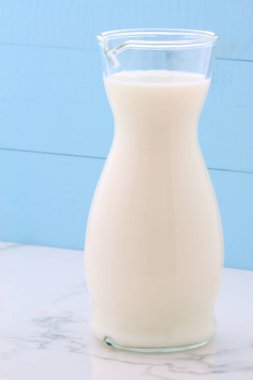 Lezzetli taze süt, bir vintage İtalyan carrara mermer, çiftlik stil mutfak beslenme birincil kaynaklar.