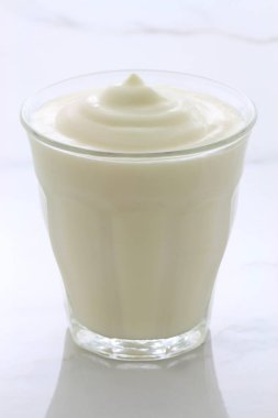 Lezzetli, besleyici ve sağlıklı taze yoğurt Kupası. Vintage İtalyan carrara mermer retro stil.