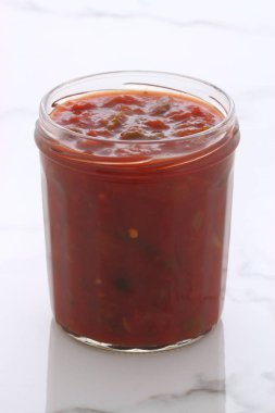 Esnaf Meksika daldırma salsa ile lezzetli taze hafif bir sıcak lezzet için tüm yemek mükemmel vintage carrara mermer tabloda.